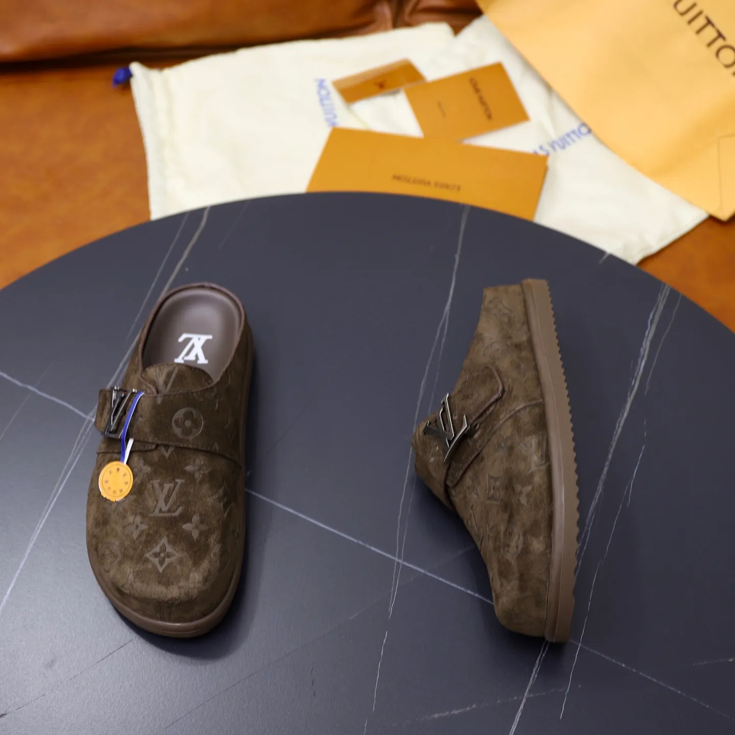 Ex-factory price: 520💰🙅‍♂️🙅‍♂️🙅‍♂️Birkenstock Brand: LV Louis Vuitton Standard code: 38-45 (cowhide lining) Grade: Same as the official website Material: Original leather design Original rubber wear-resistant molded outsole Style category: Men's fashion sandals Distinguished luxury brand elements Top luxury Color: Actual picture color